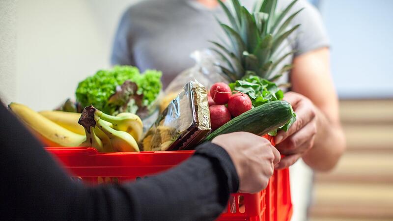 Wenn der Nachbar die Lebensmittel besorgt, kann sich der Senior den möglicherweise beschwerlichen Weg in den Supermarkt sparen.  So kann Nachbarschaftshilfe aussehen.
