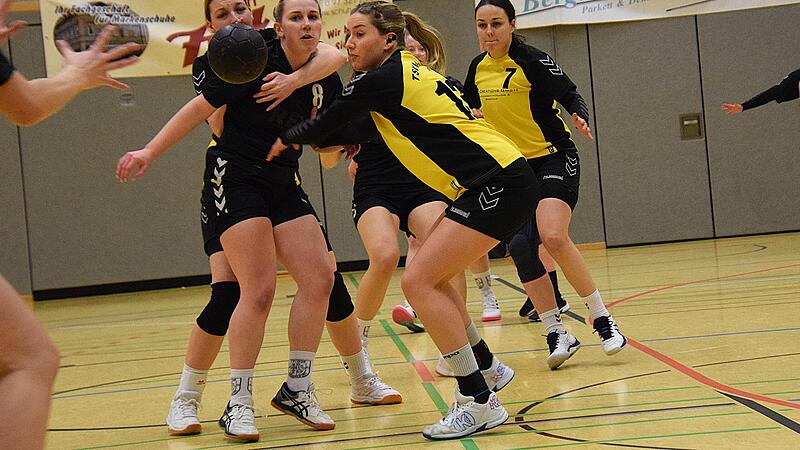 Richtig eng ging es beim Match zwischen dem Gastgeber TV/DJK Hammelburg (in schwarz) und den Gästen vom TSV Mellrichstadt zu. In dieser Szene passt die Hammelburger Top-Torschützin Nicole Simon (10 Tore) an ihre Mitspielerin.