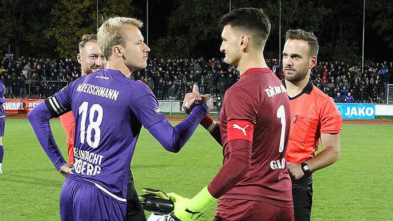 Ein entschlossener Blick trifft auf ein entspanntes Lächeln: Die beiden Kapitäne, Marc Reischmann und Julian Glos, bei der Platzwahl. Am Ende musste sich die DJK Don Bosco Bamberg mit 1:3 geschlagen geben. Ein entschlossener Blick trifft auf ein entspanntes Lächeln: Die beiden Kapitäne, Marc Reischmann und Julian Glos, bei der Platzwahl. Am Ende musste sich die DJK Don Bosco Bamberg mit 1:3 geschlagen geben.