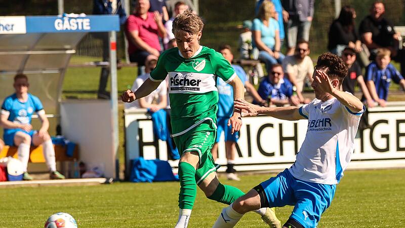 Im letzten Moment gr&auml;tscht der Rattelsdorfer Stefan Beiersdorfer den Ball vor Ben Volk (gr&uuml;n) weg, der sonst alleine vor dem G&auml;stekeeper aufgetaucht w&auml;re.