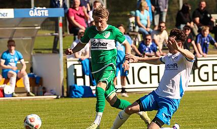 Im letzten Moment gr&auml;tscht der Rattelsdorfer Stefan Beiersdorfer den Ball vor Ben Volk (gr&uuml;n) weg, der sonst alleine vor dem G&auml;stekeeper aufgetaucht w&auml;re.