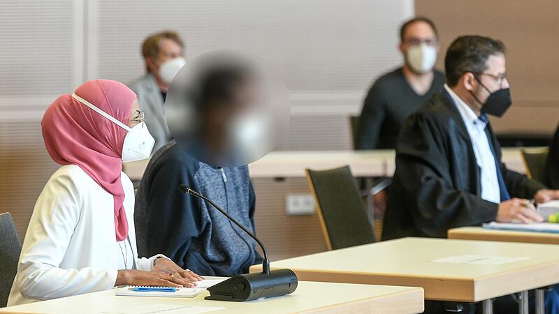 Der Beschuldigte (Mitte) zwischen seinem Pflichtverteidiger Hanjo Schrepfer und einer Dolmetscherin. Der Beschuldigte (Mitte) zwischen seinem Pflichtverteidiger Hanjo Schrepfer und einer Dolmetscherin.