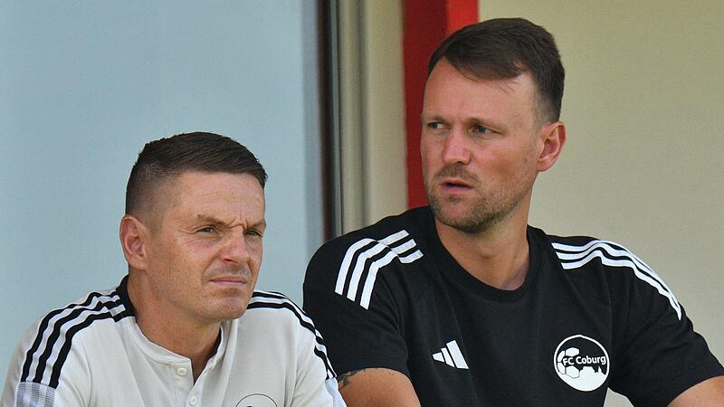 Keinen Grund, so skeptisch dreinzuschauen, haben derzeit Lars M&uuml;ller (links) und Carl-Phillip Schiebel. Der Sportliche Leiter und sein Nachfolger auf dem Trainerposten k&ouml;nnen stolz auf ihre Mannschaft sein,  die nach zehn Spieltagen die Tabelle de...