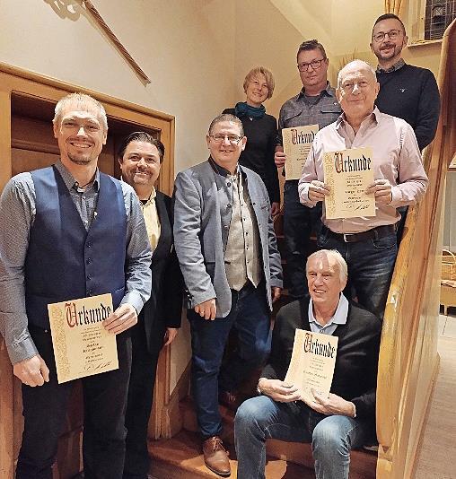 Für Vereinstreue wurden geehrt (von links): Stefan Krappmann (30 Jahre), Marco Neumann (2. Vorstand), Christian Schütz (Vorstand), Jennifer Thiem (30), Markus Sigmund (20), Toni Spitzenpfeil (30), Jürgen Kern (25), Günther Gutgesell (15). Für Vereinstreue wurden geehrt (von links): Stefan Krappmann (30 Jahre), Marco Neumann (2. Vorstand), Christian Schütz (Vorstand), Jennifer Thiem (30), Markus Sigmund (20), Toni Spitzenpfeil (30), Jürgen Kern (25), Günther Gutgesell (15).