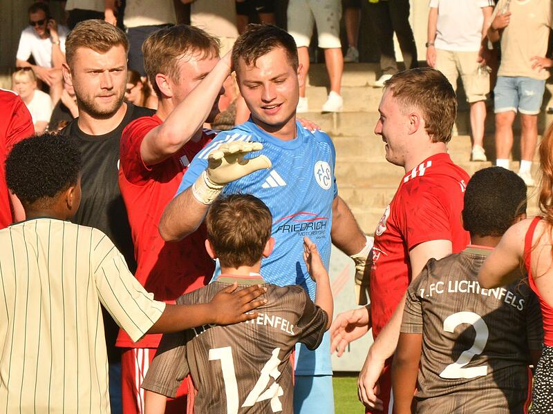 Der FC Lichtenfels um Torwart Felix Angerm&uuml;ller (in blau) spielt im Landesliga-Relegationsr&uuml;ckspiel gegen Herzogenaurach nicht nur f&uuml;r sich selbst.
