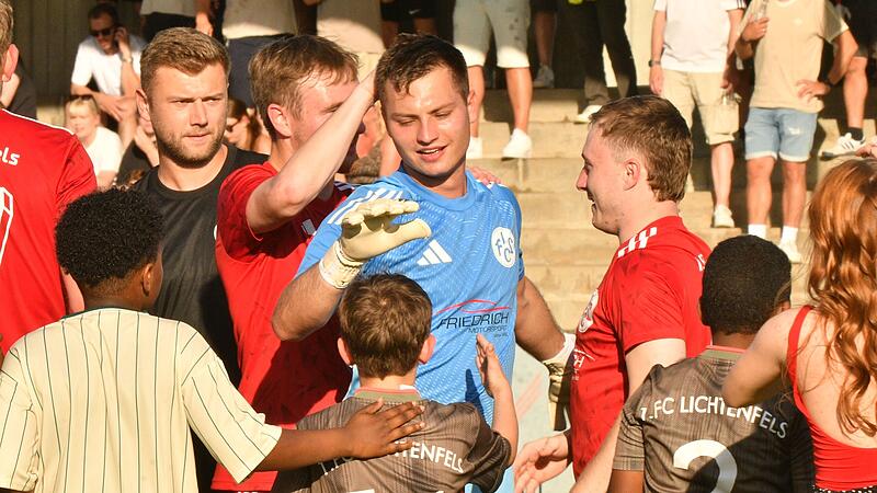 Der FC Lichtenfels um Torwart Felix Angermüller (in blau) spielt im Landesliga-Relegationsrückspiel gegen Herzogenaurach nicht nur für sich selbst. Der FC Lichtenfels um Torwart Felix Angermüller (in blau) spielt im Landesliga-Relegationsrückspiel gegen Herzogenaurach nicht nur für sich selbst.