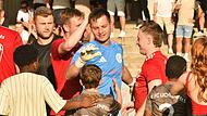 Der FC Lichtenfels um Torwart Felix Angermüller (in blau) spielt im Landesliga-Relegationsrückspiel gegen Herzogenaurach nicht nur für sich selbst. Der FC Lichtenfels um Torwart Felix Angermüller (in blau) spielt im Landesliga-Relegationsrückspiel gegen Herzogenaurach nicht nur für sich selbst.