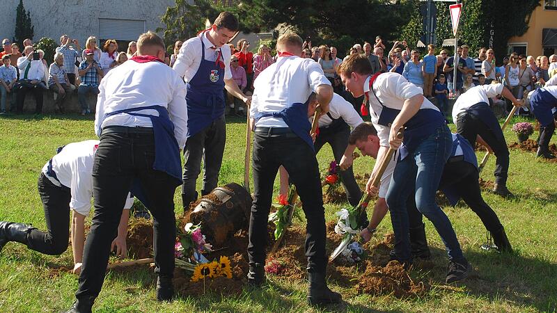 Die Kirchweihf&auml;sser werden dieses Jahr auf dem Acker der Salatblume ausgegraben.
