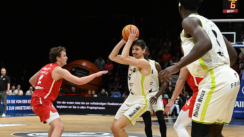 Sport Basketball  2. Bundesliga PROA Saison 2025 / 2026  10. Spieltag  am Sonntag  23.11.2025 Spielort KIA Metropol ARENA Am Tillypark 9 90431 N&uuml;rnberg  Spielbeginn 15.30 h  N&uuml;rnberg Falcons BC gegen BBC Bayreuth Halbzeitergebnis 46:42 Moritz Plescher C