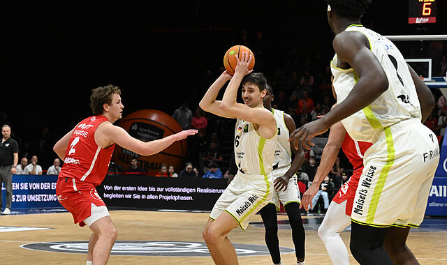 Sport Basketball  2. Bundesliga PROA Saison 2025 / 2026  10. Spieltag  am Sonntag  23.11.2025 Spielort KIA Metropol ARENA Am Tillypark 9 90431 Nürnberg  Spielbeginn 15.30 h  Nürnberg Falcons BC gegen BBC Bayreuth Halbzeitergebnis 46:42 Moritz Plescher C