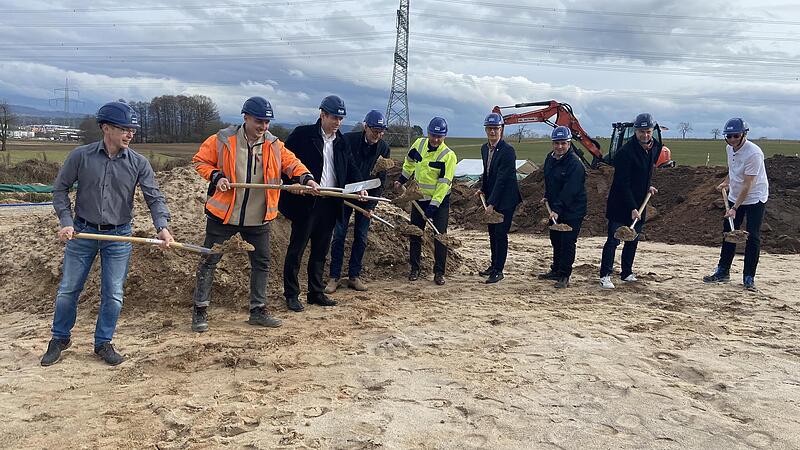Beim symbolischen ersten Spatenstich für das neue Umspannwerk waren unter anderem Landrat Hermann Ulm (3.v.l.), Forchheims Oberbürgermeister Uwe Kirschstein (4.v.r.) sowie Christian Sponsel (3.v.r.) und Mathias Reznik (2.v.r.), beide Geschäftsführ...Forchheim & Fränkische Schweiz