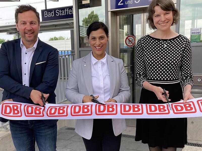 Bad Staffelsteins Bürgermeister Mario Schönwald, Esther Heckmann von der Deutschen Bahn und die CSU-Bundestagsabgeordnete Emmi Zeulner (v.l.) beim symbolischen Durchschneiden des Eröffnungsbands.