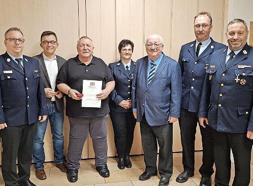 Geehrt wurde bei der Feuerwehr Schnaid Werner Wich (Dritter von links) f&uuml;r seinen 40-j&auml;hrigen aktiven Dienst. Mit im Bild (von links) KBM Ronny Reuther, B&uuml;rgermeister Jens Korn, Birgit Wich, Landratsstellvertreter Bernd Steger, Kommandant Ralf Fis...