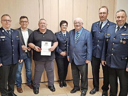 Geehrt wurde bei der Feuerwehr Schnaid Werner Wich (Dritter von links) f&uuml;r seinen 40-j&auml;hrigen aktiven Dienst. Mit im Bild (von links) KBM Ronny Reuther, B&uuml;rgermeister Jens Korn, Birgit Wich, Landratsstellvertreter Bernd Steger, Kommandant Ralf Fis...