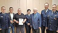 Geehrt wurde bei der Feuerwehr Schnaid Werner Wich (Dritter von links) f&uuml;r seinen 40-j&auml;hrigen aktiven Dienst. Mit im Bild (von links) KBM Ronny Reuther, B&uuml;rgermeister Jens Korn, Birgit Wich, Landratsstellvertreter Bernd Steger, Kommandant Ralf Fis...
