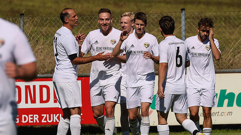 Nico Fröba (2. v.l.) bringt seine Mannschaft in Führung. Nico Fröba (2. v.l.) bringt seine Mannschaft in Führung.