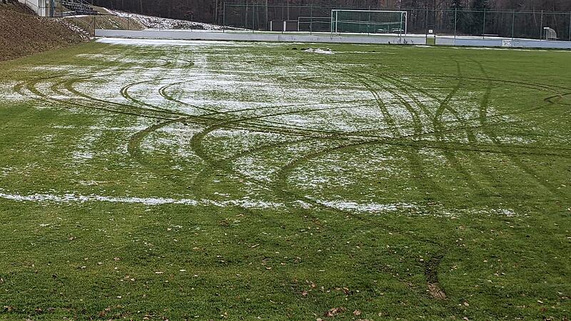 Der Sportplatz in Niederlauer wurde von driftenden Autos zerst&ouml;rt.