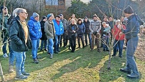 Michael Stromer demonstriert den richtigen Schnitt.