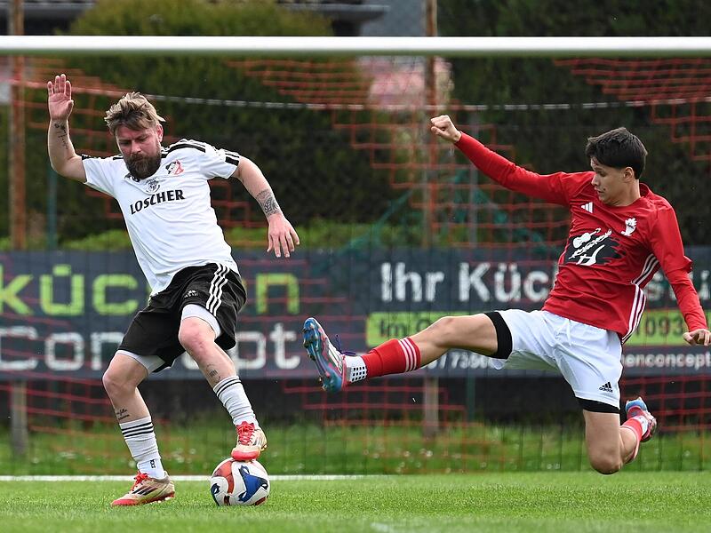 He&szlig;dorfs Manuel Kilger im Zweikampf mit Norman Overmeyer vom SV Bubenreuth.