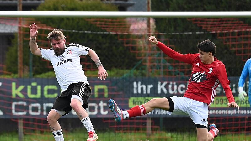 He&szlig;dorfs Manuel Kilger im Zweikampf mit Norman Overmeyer vom SV Bubenreuth.