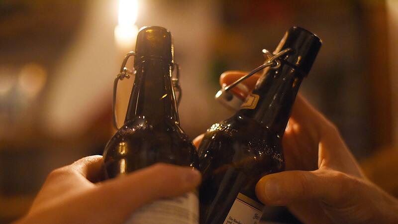 Anstoßen mit Flaschenbier