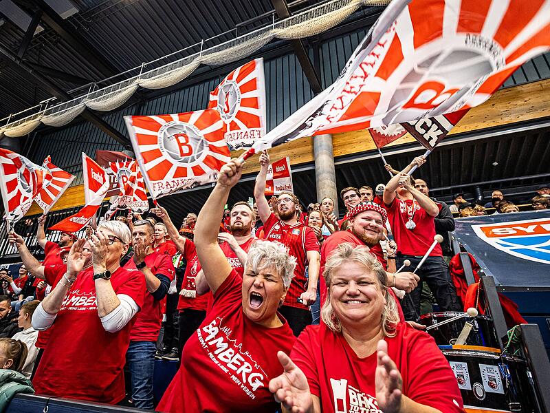 Ronni Arendt (vorne rechts) jubelte am Samstag über den Einzug der BMA365 Bamberg Baskets ins Pokal-Viertelfinale. Hinter ihr mit der Trommel: ihr Sohn Marco Bolz.