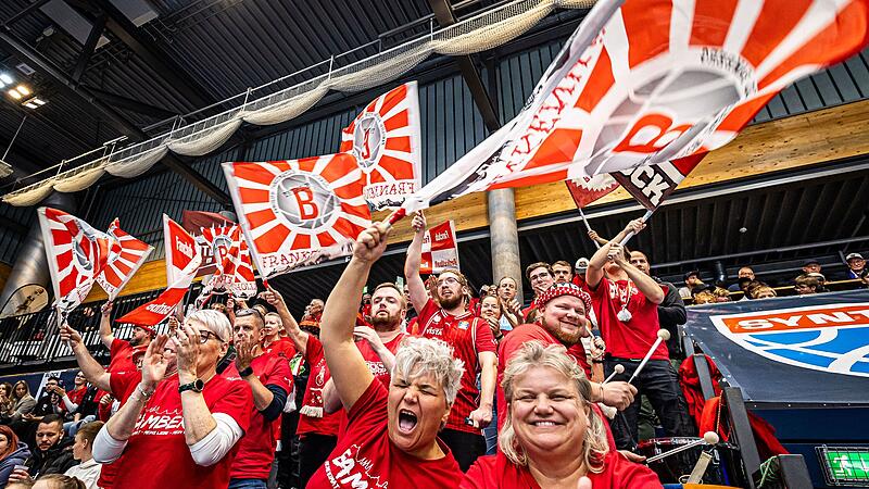 Ronni Arendt (vorne rechts) jubelte am Samstag über den Einzug der BMA365 Bamberg Baskets ins Pokal-Viertelfinale. Hinter ihr mit der Trommel: ihr Sohn Marco Bolz.