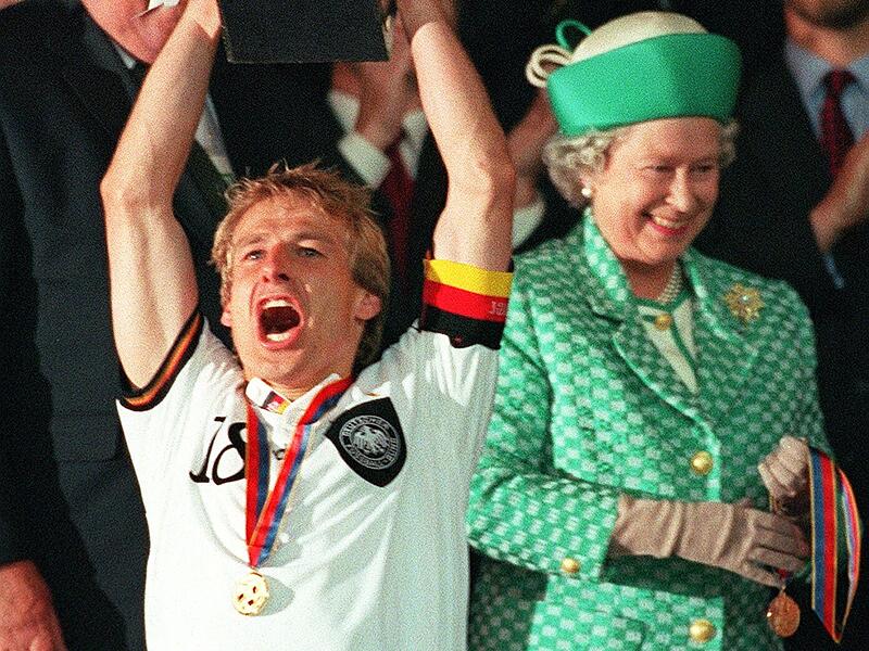 EM 1996: J&uuml;rgen Klinsmann feiert im schlichten Trikot. Rot-Schwarz-Gold gibt es nur dezent am &Auml;rmel - und an der Kapit&auml;nsbinde.