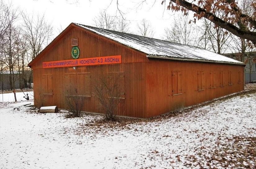 Das 70 Jahre alte Vereinsheim des ESC Höchstadt am Kieferndorfer Weg auf dem über 3000 Quadratmeter großen Gelände. Hier soll was Neues, Zukunftsträchtiges entstehen.