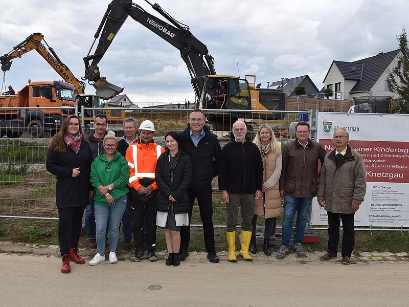 In Knetzgau entsteht an der Babenberger Straße eine neue Kindertagesstätte. Beim obligatorischen Spatenstich freuen sich (von links): Silke Petri (Krippenleitung), Mark Zehe (Gemeinderat), Antonia Riedlmeier (Newo Bau), Robert Beetz (Gemeinderat),...