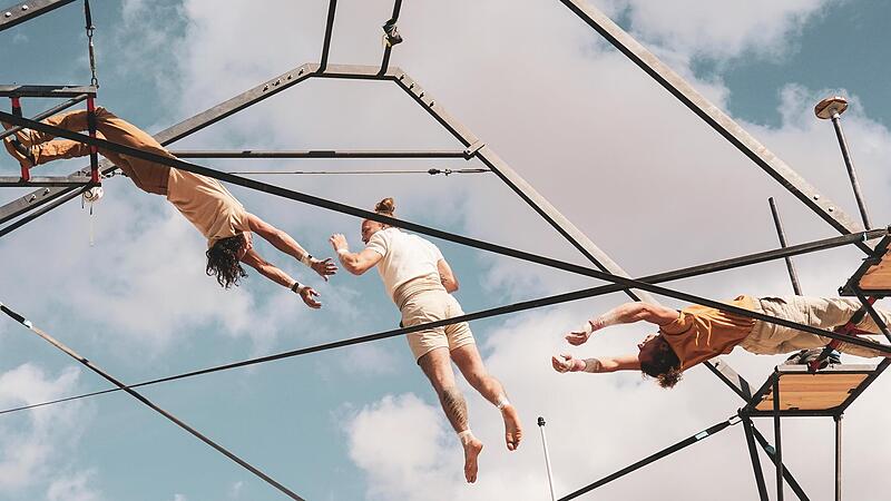 Crazy R: Die Flugtrapez-Künstler aus Frankreich bringen eine neue akrobatische Dimension nach Forchheim.Forchheim & Fränkische Schweiz