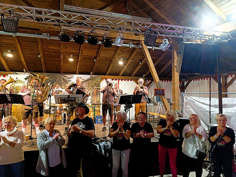 Wo auch immer die Rhöner Rucksackmusikanten auftreten, die Fans feiern tüchtig mit.