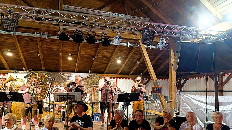 Wo auch immer die Rh&ouml;ner Rucksackmusikanten auftreten, die Fans feiern t&uuml;chtig mit.