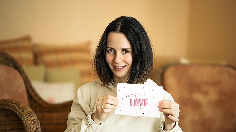 Andrea Zellmer zeigt eine Karte. Zufriedenheit hängt oft an kleinen Dingen, die einem im Alltag Freude bringen, wie etwa jemanden eine schöne Karte zu schicken. Andrea Zellmer zeigt eine Karte. Zufriedenheit hängt oft an kleinen Dingen, die einem im Alltag Freude bringen, wie etwa jemanden eine schöne Karte zu schicken.