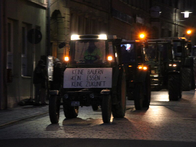 Noch vor der eigentlichen Kundgebung am Marktplatz waren die Traktoren in der Innenstadt unterwegs.