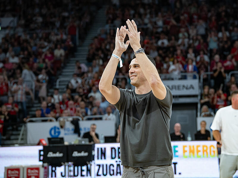Bei seiner R&uuml;ckkehr wird Nikos Zisis von den Fans in der Brose-Arena gefeiert.