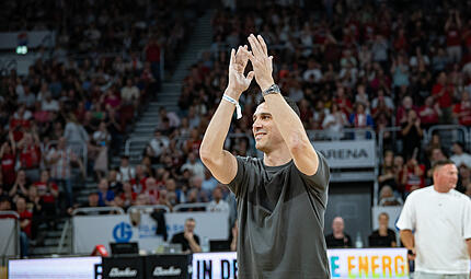 Bei seiner R&uuml;ckkehr wird Nikos Zisis von den Fans in der Brose-Arena gefeiert.
