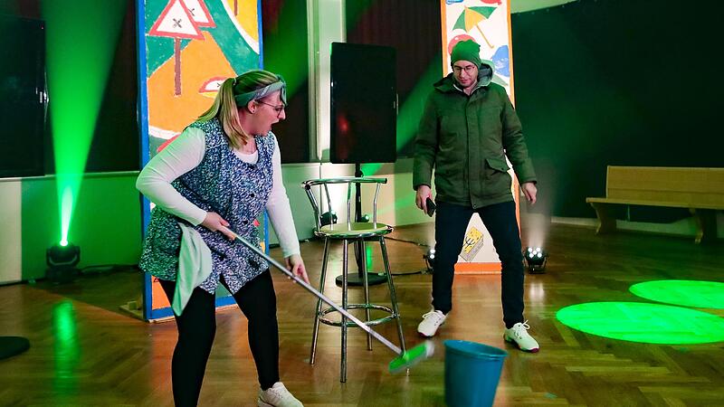 Jacqueline Kropf und Frank Iftner proben f&uuml;r die Loschedder Faschingsgaudi.