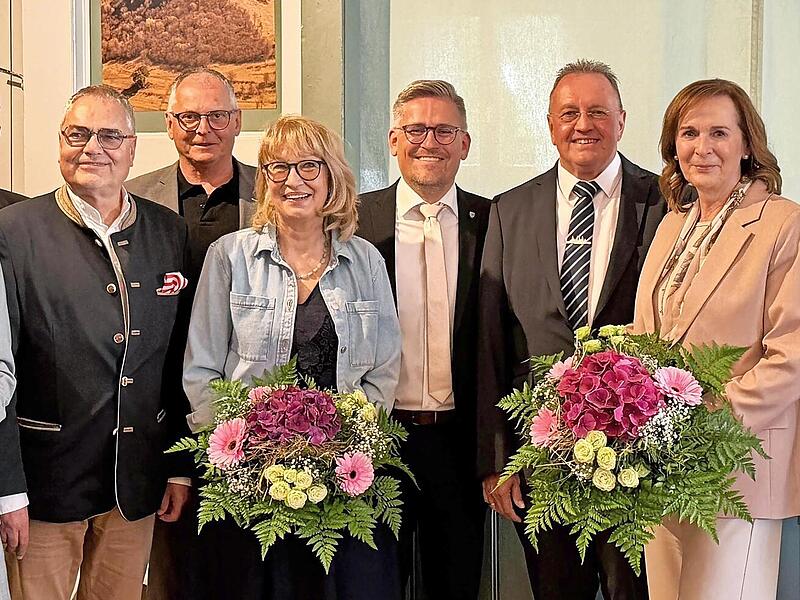 Etliche Gro&szlig;heirather Gemeinder&auml;te und Altb&uuml;rgermeister Udo Siegel (vierter von rechts) sind mit dem 30. April aus dem Amt geschieden. Sie wurden feierlich verabschiedet.