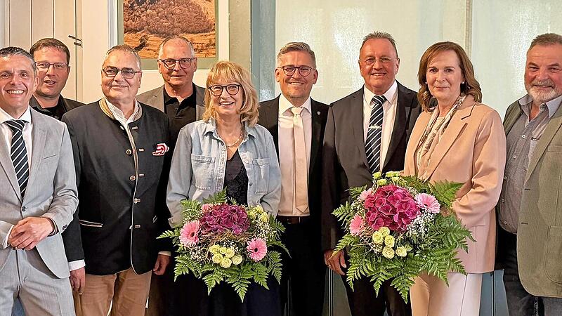 Etliche Gro&szlig;heirather Gemeinder&auml;te und Altb&uuml;rgermeister Udo Siegel (vierter von rechts) sind mit dem 30. April aus dem Amt geschieden. Sie wurden feierlich verabschiedet.