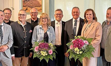 Etliche Gro&szlig;heirather Gemeinder&auml;te und Altb&uuml;rgermeister Udo Siegel (vierter von rechts) sind mit dem 30. April aus dem Amt geschieden. Sie wurden feierlich verabschiedet.