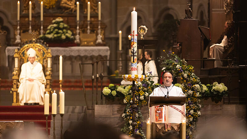 Dompfarrer Markus Kohmann bei der Predigt in der Osternacht im Bamberger Dom am 30. M&auml;rz 2024.