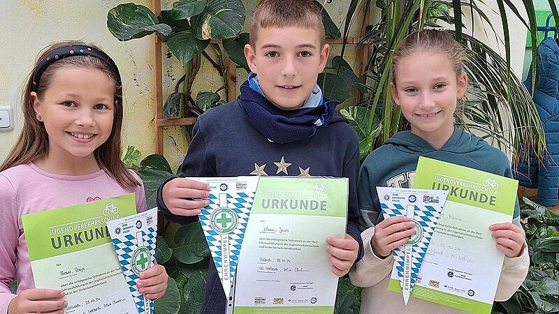 Ronja Braun, Jonas Johanni und Marie Wiget sind stolz auf ihren Ehrenwimpel.