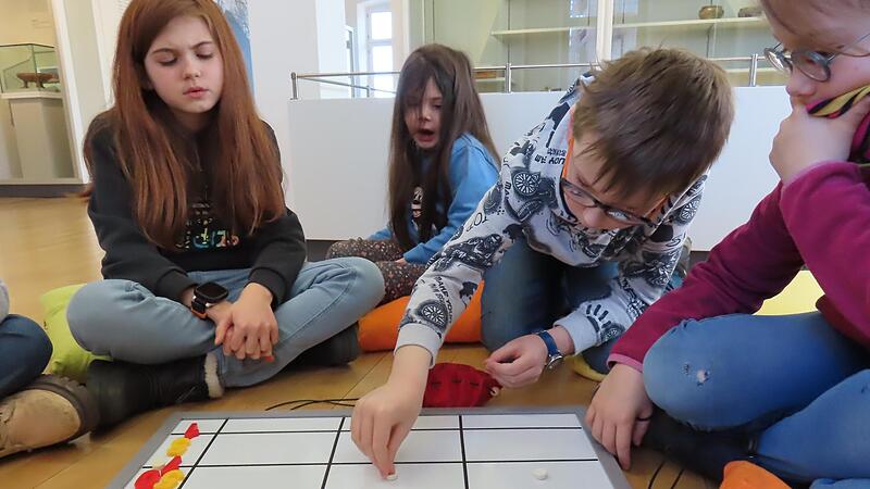 Drittkl&auml;sser Johannes legt und rechnet nach Adam Riese: 350 + 350 = 700.