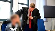 Der Angeklagte und sein Strafverteidiger Maximilian Glabasnia aus Bamberg im Gespräch