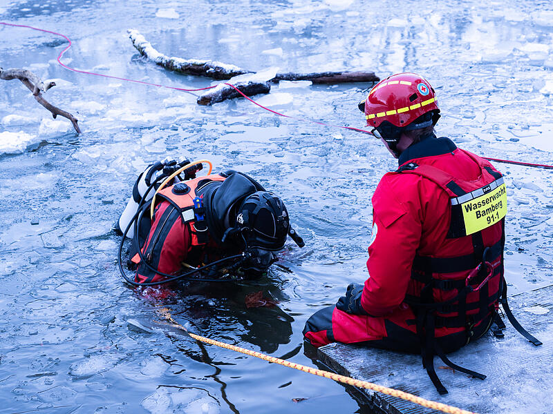 W&auml;hrend einer &Uuml;bung der Wasserrettung Bamberg am 3. Januar begab sich ein Taucher ins Wasser.