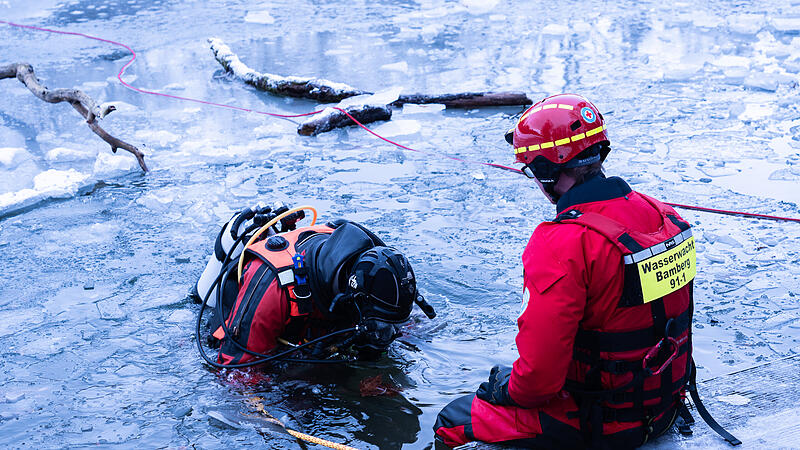 W&auml;hrend einer &Uuml;bung der Wasserrettung Bamberg am 3. Januar begab sich ein Taucher ins Wasser.