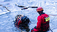 W&auml;hrend einer &Uuml;bung der Wasserrettung Bamberg am 3. Januar begab sich ein Taucher ins Wasser.