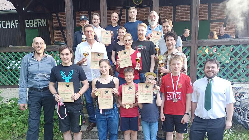 Die Sieger beim Bürgerschießen der Schützengesellschaft Ebern im Einzel und in der Mannschaft (vorne links Zweiter Schützenmeister Willi Thein, rechts Schützenmeister Sebastian Drößmar)
