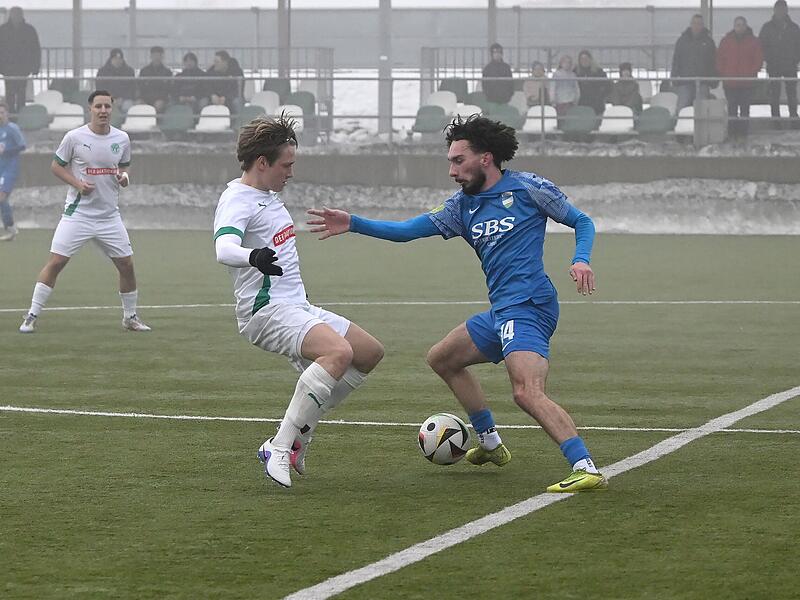 Moritz H&uuml;tter (links) im Zweikampf mit dem M&uuml;nchberger Emre Mal.